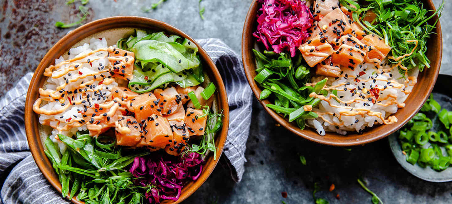 Poké Bowl med marinerad lax och srirachamajjo