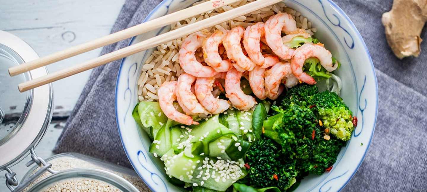 Poké bowl med räkor och grönsaker