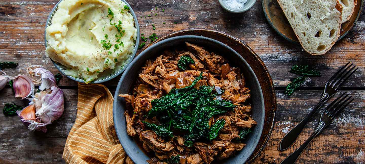 Pulled pork med rotfruktsmos och smörstekt svartkål.