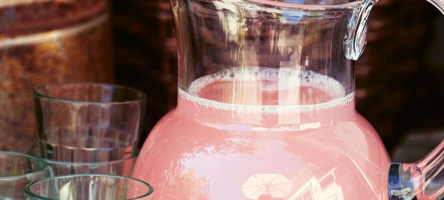 Rabarbersaft i glaskaraff