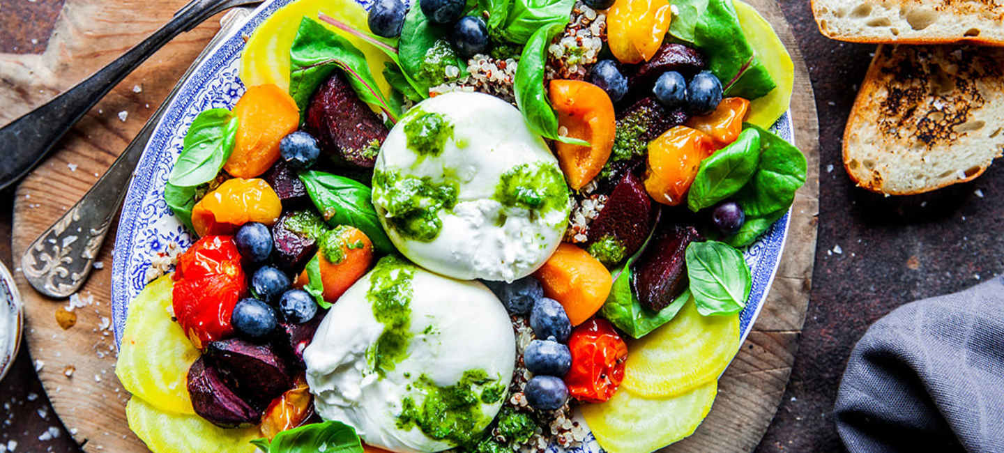 Regnbågssallad med burrata och basilikaolja