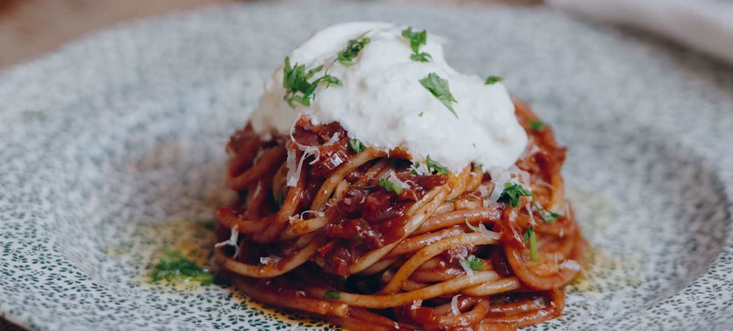 Rödvinspasta med burrata
