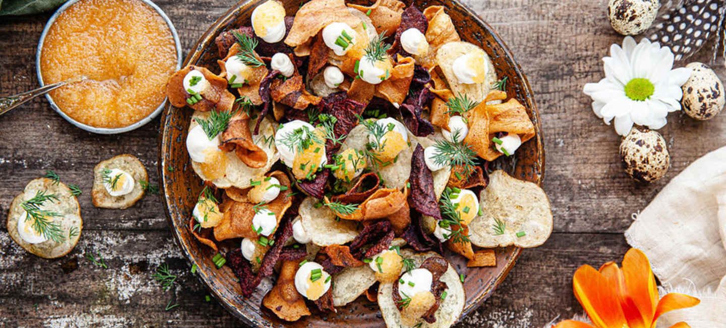 En tallrik med rotfruktschips och topping 