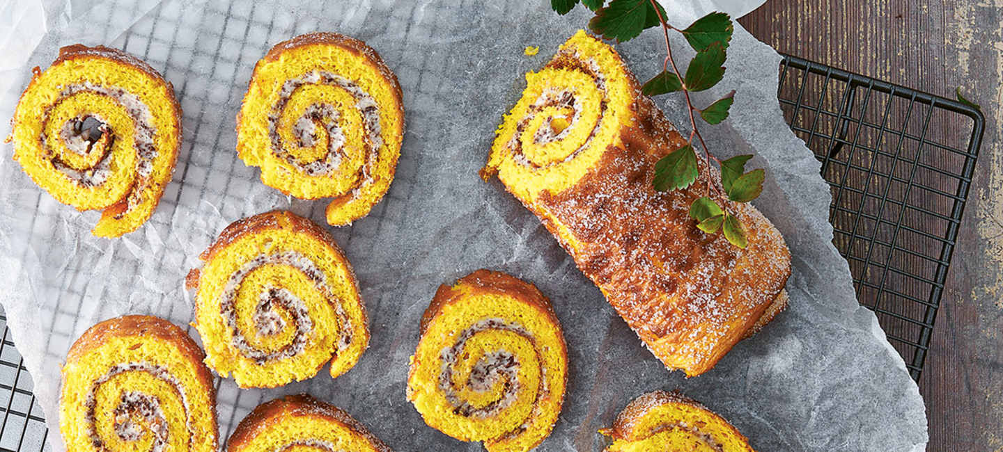 Saffransrulltårta med apelsinchokladfyllning