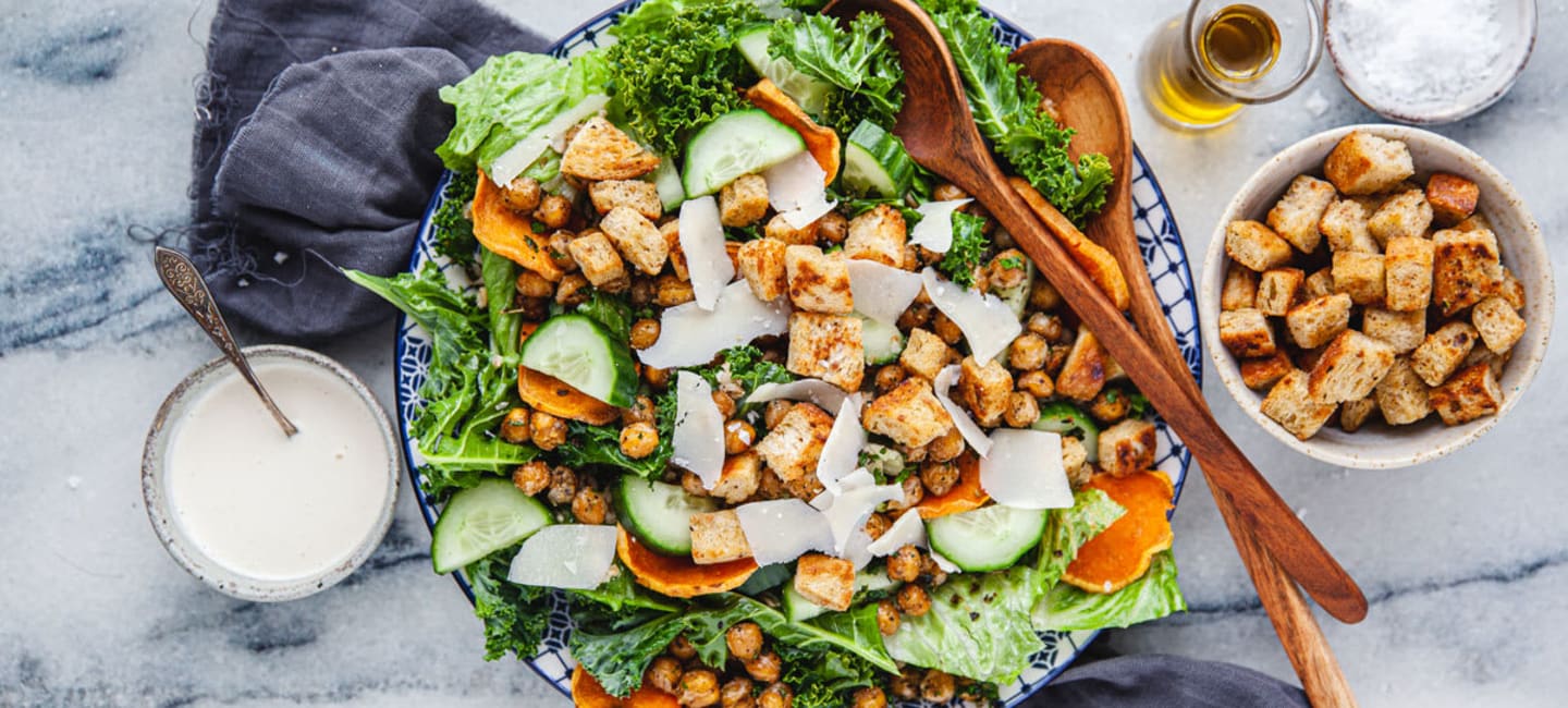  Matig sallad med örtrostade kikärtor, sötpotatis och krutonger