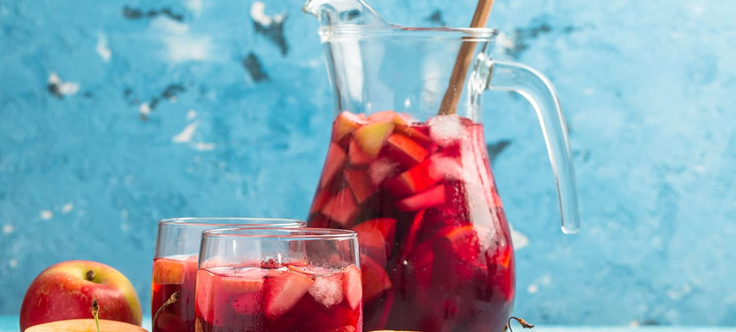 Sangria i karaff med två glas