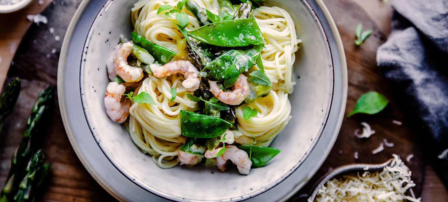 Pasta med sparris och räkor