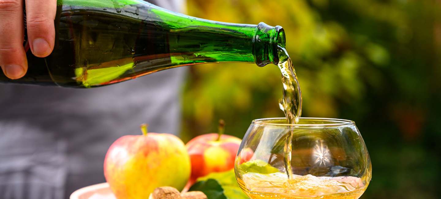 Cider som hälls upp i glas