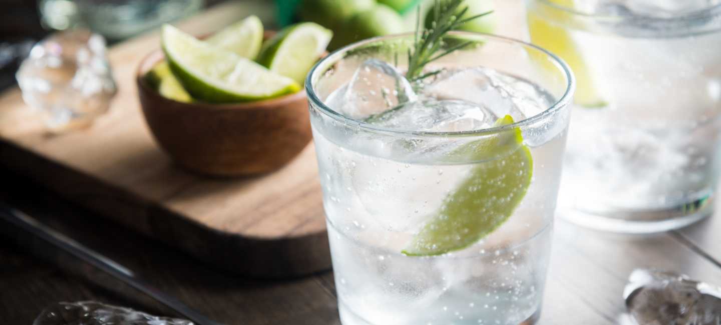 Två glas Gin with(out) Tonic med limeklyfta