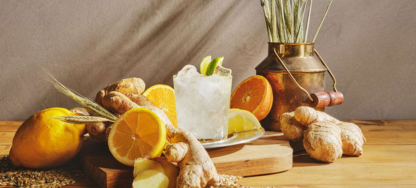 Koskenkorva Ginger Flower med vete, ingefära och citron i bakgrund