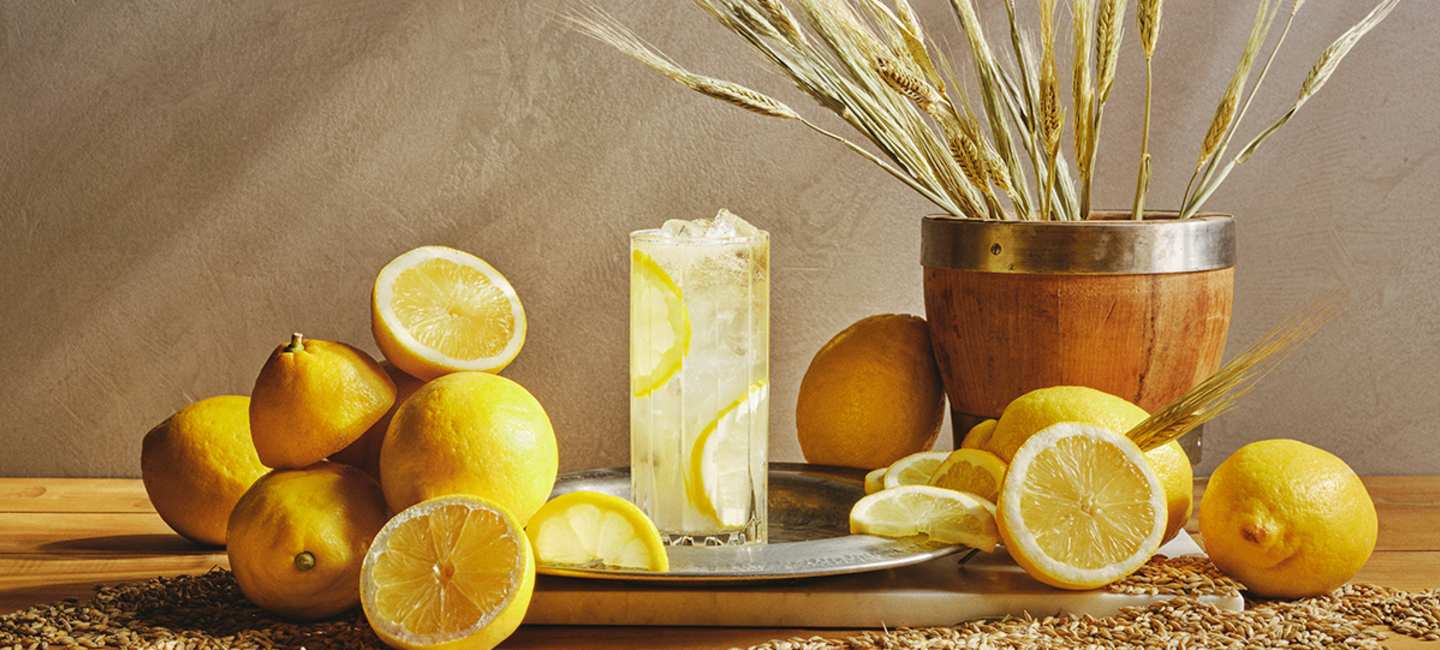 Koskenkorva Horse's Neck med citroner och vete i bakgrund