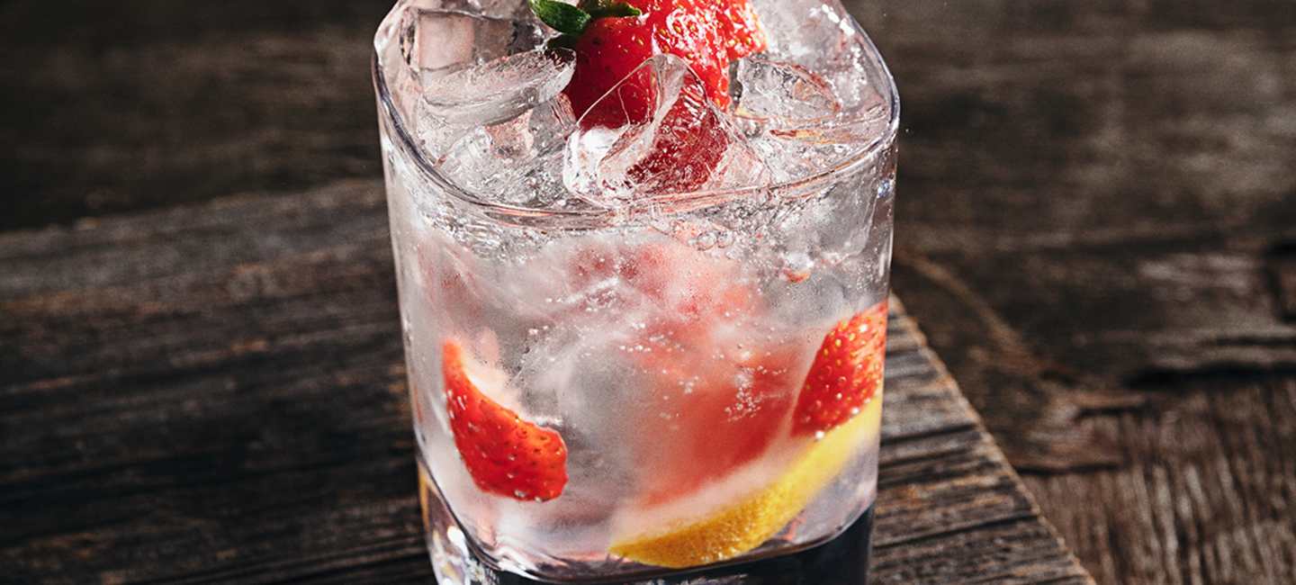 Vodka Soda med grapefrukt och jordgubb