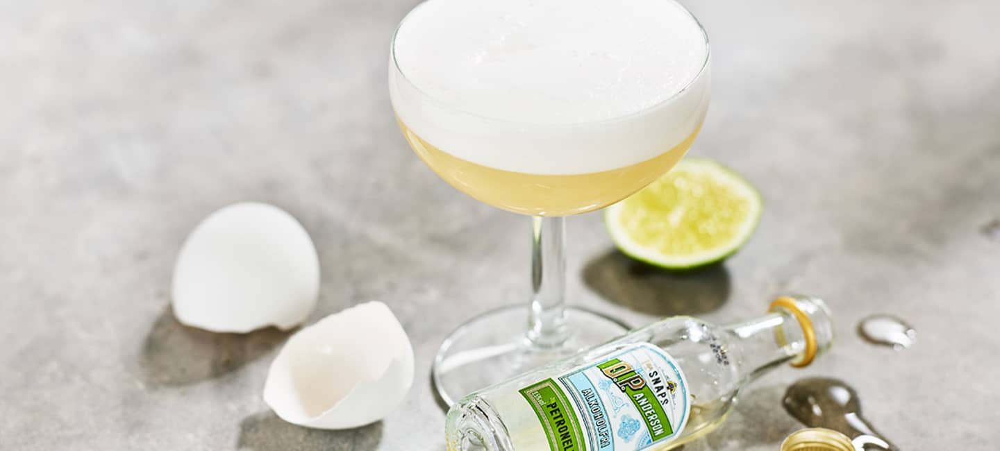 O.P. Petronella Sour med flaska och äggskal