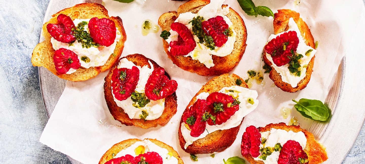 Crostini med krämig burrata, hallon och örtolja