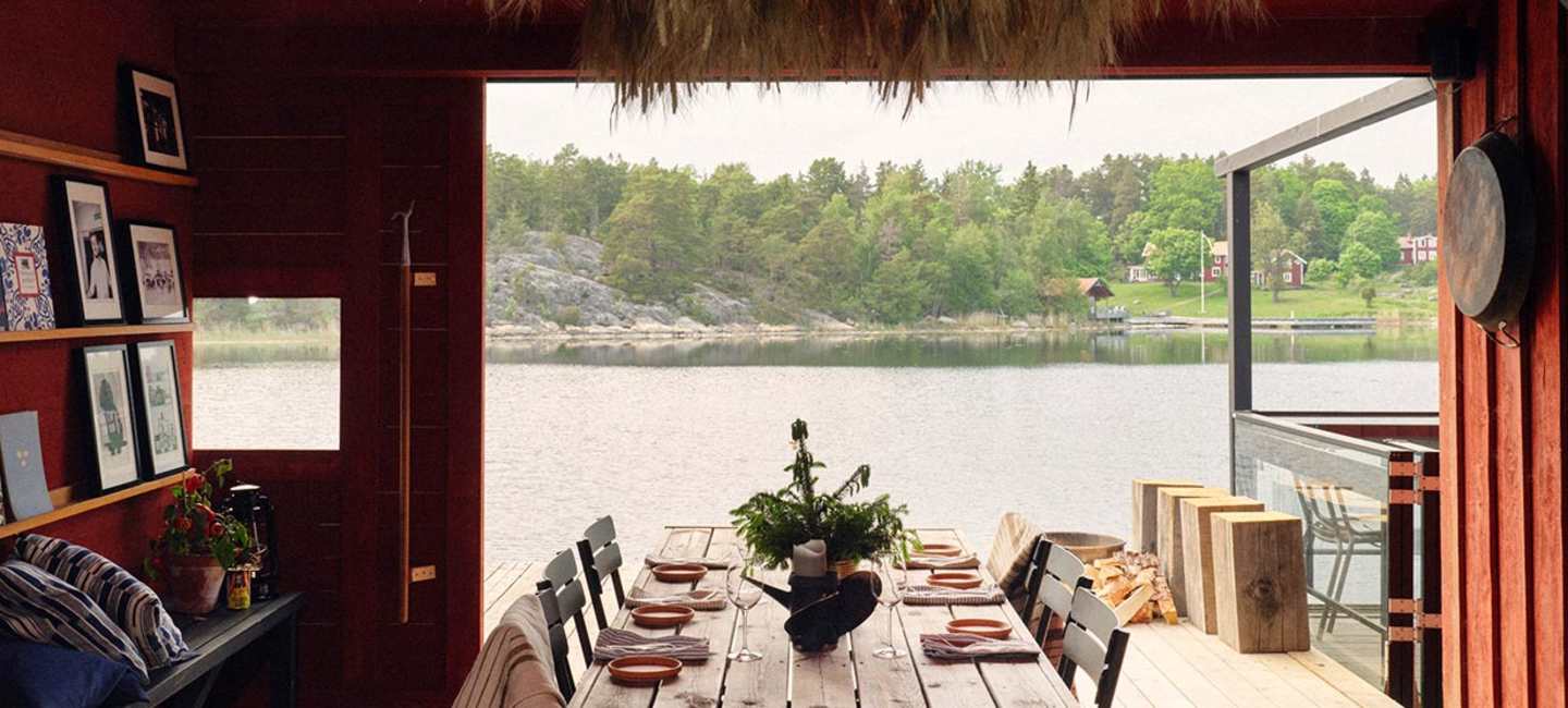 Dukat bord med utsikt på restaurang Harö Natur