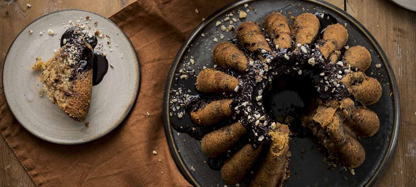 Saftig kaka fylld med choklad och hasselnötter