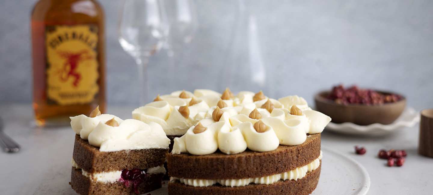 Mjuk pepparkakstårta med lingon och frosting