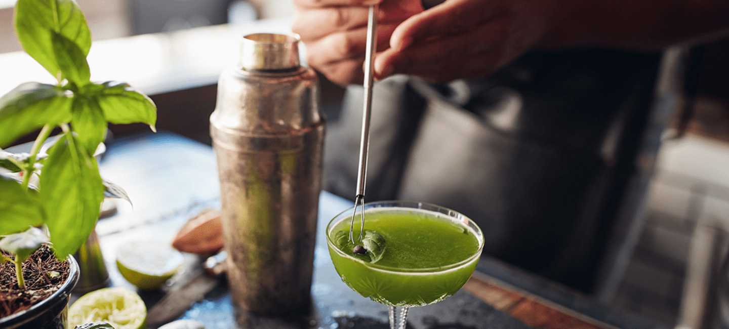 Bartender som blandar drink