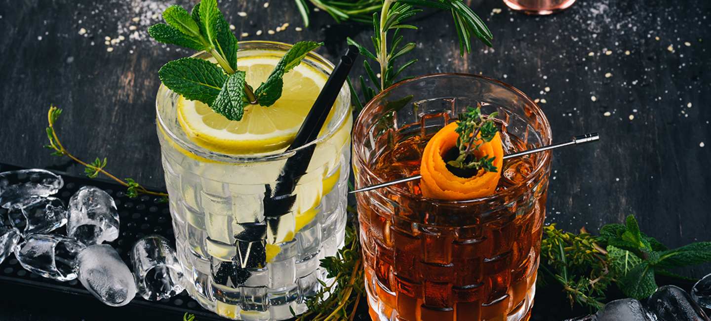 Cocktails med olika garnering och presentation