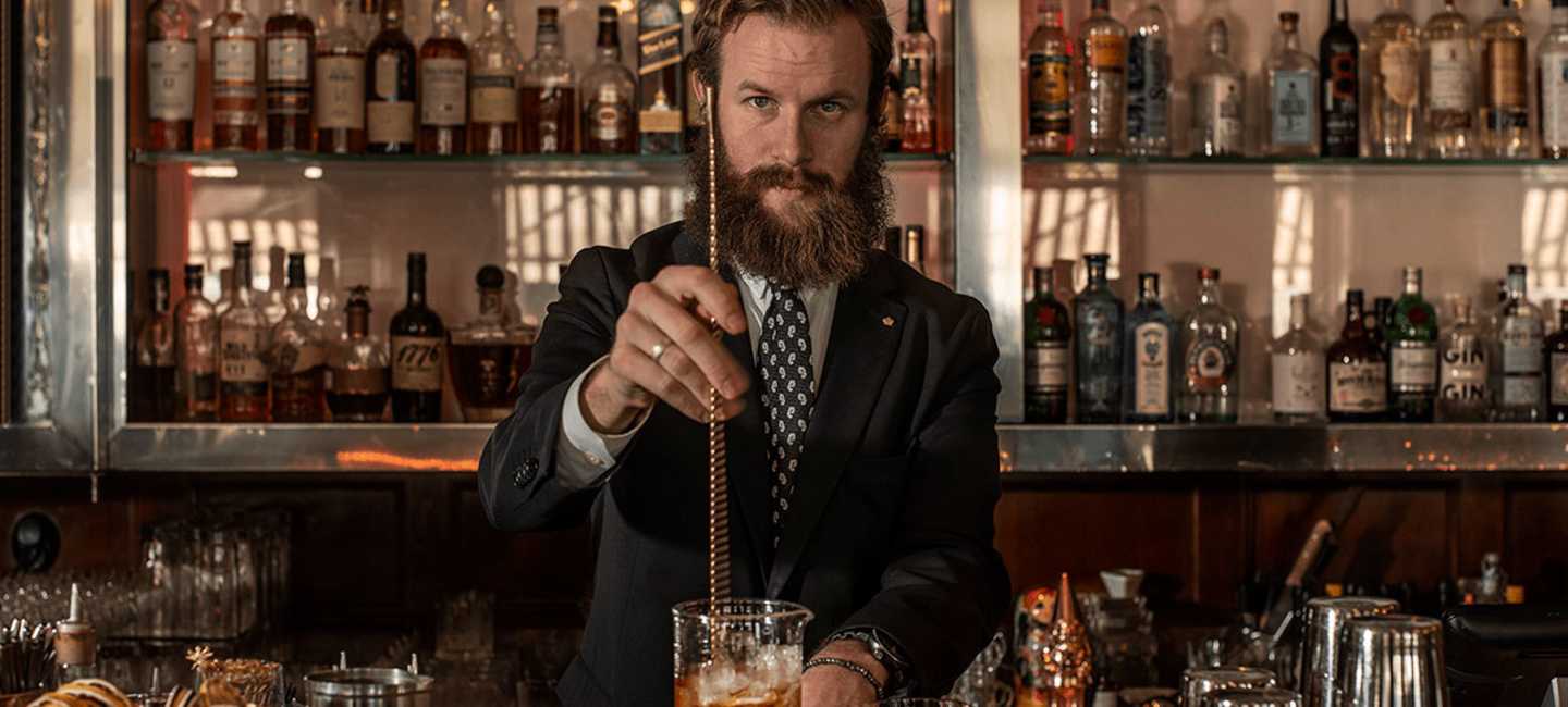 Bartender Emil Åreng i Cadierbaren