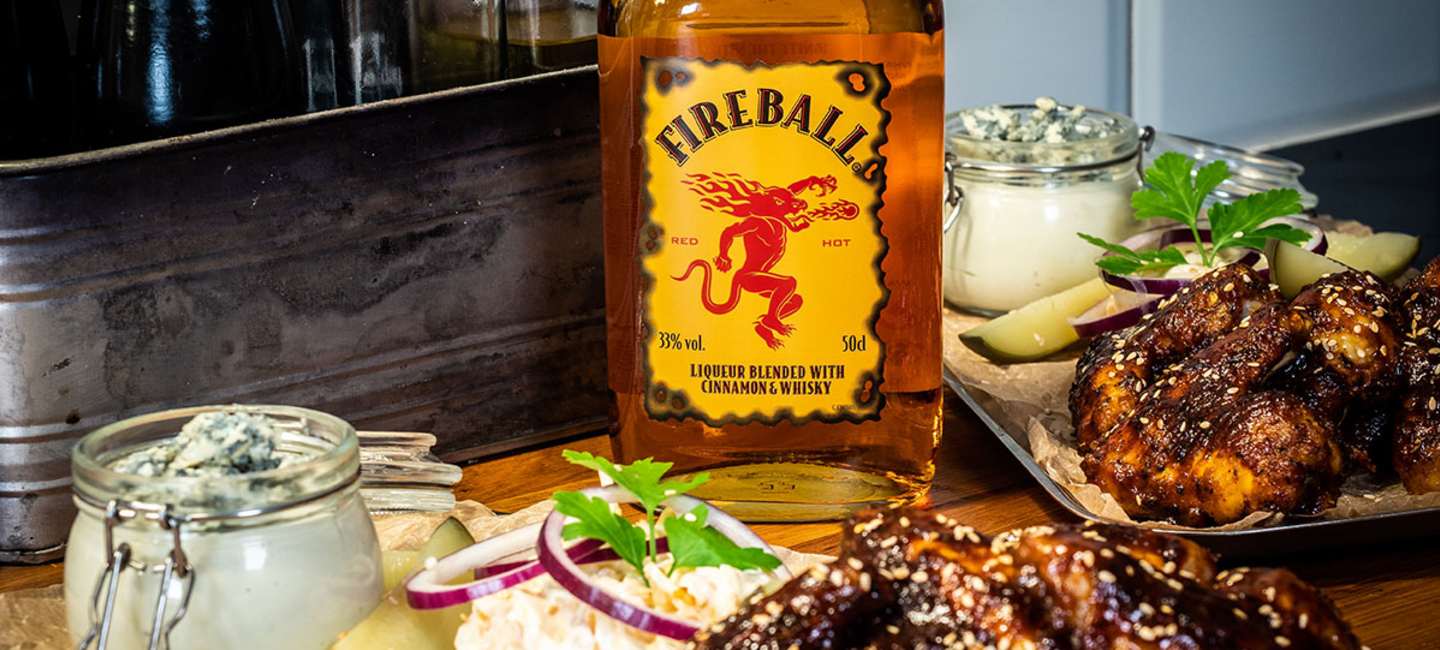 Fireballglaserade kycklingvingar med coleslaw och blue cheese dip