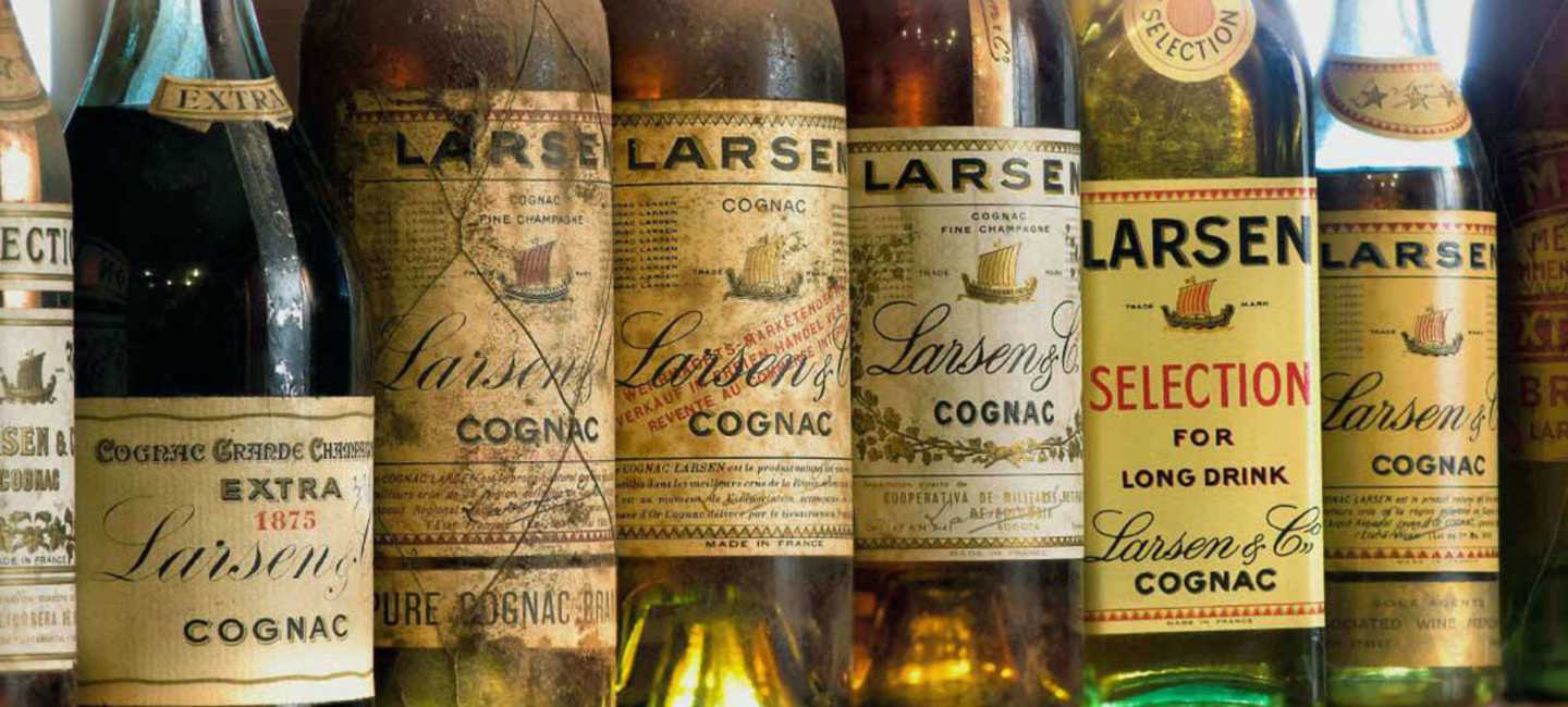 Samling av gamla flaskor Larsen Cognac
