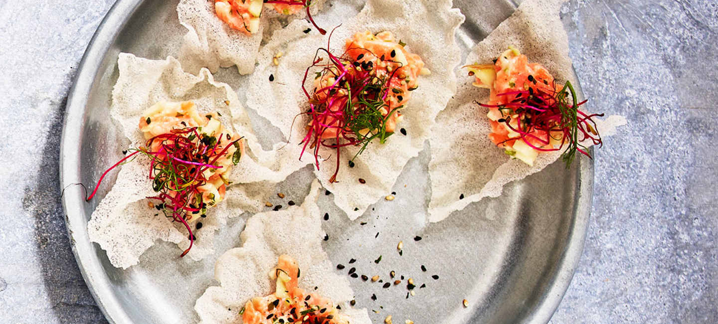 Asiatisk laxtartar med äpple och ingefära