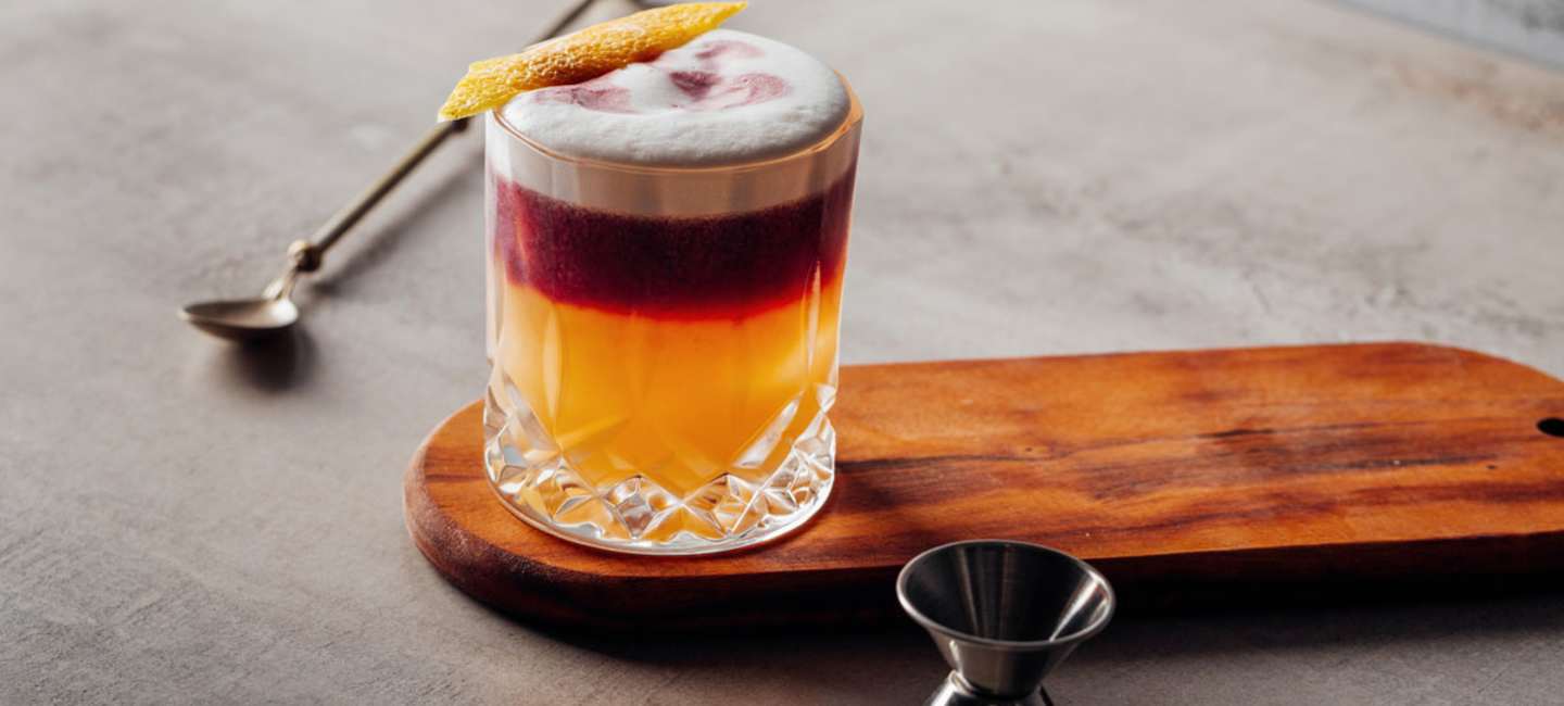New York Sour på en träbräda.
