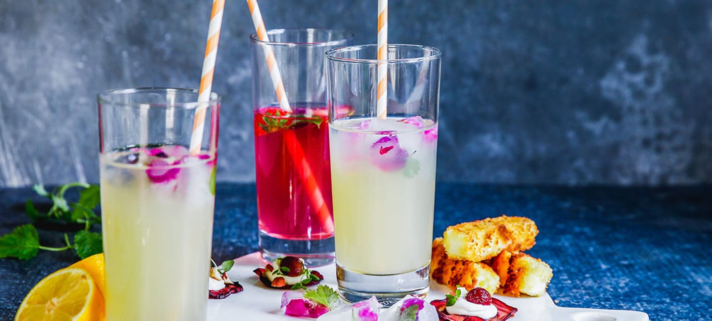 Drinktilltugg med pankopanerad fetaost och rödbetschips