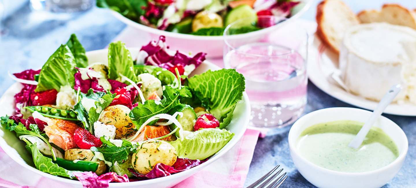 Sommarsallad med färskpotatis, varmrökt lax, hallon och getost