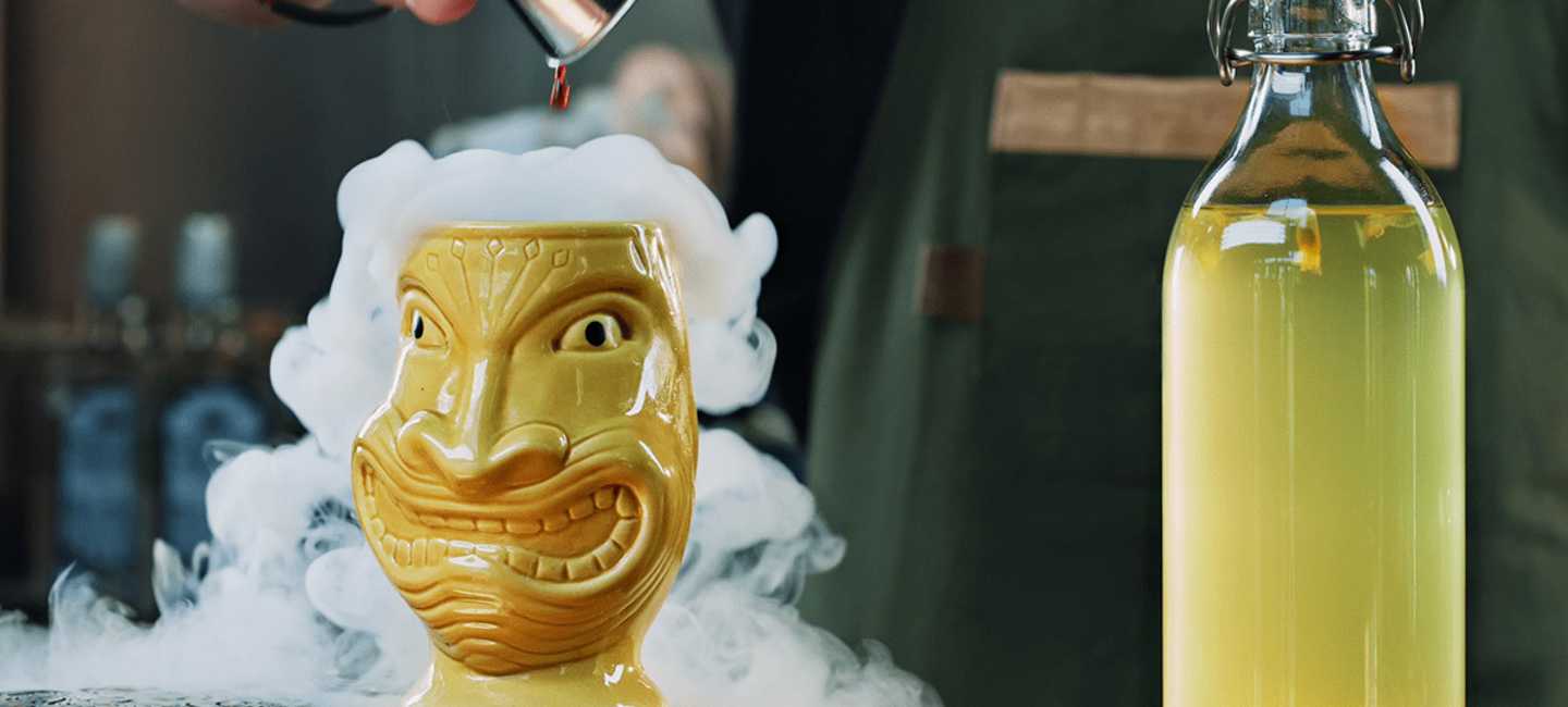 Tiki med tropisk cocktail