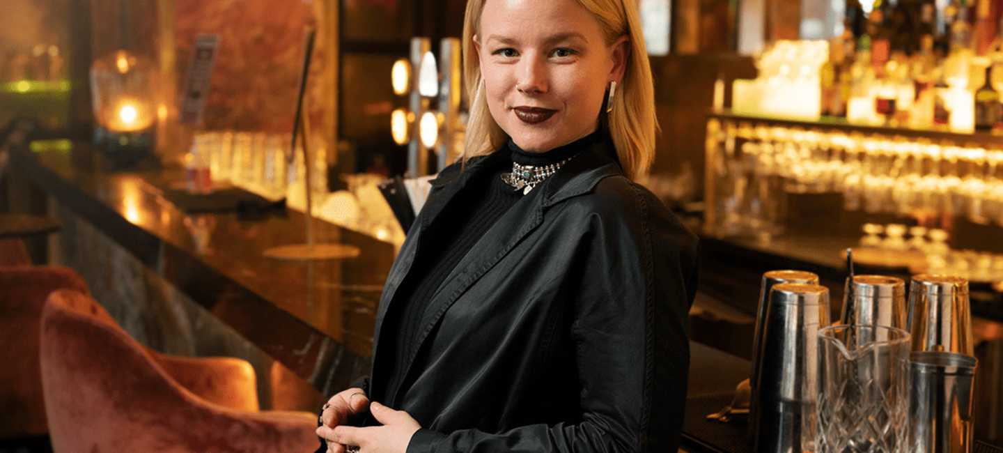 Tina Shine - bartendern sadlar om till präst