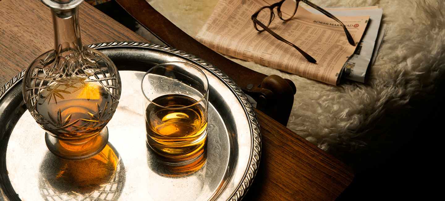 Whisky med karaff på silverbricka