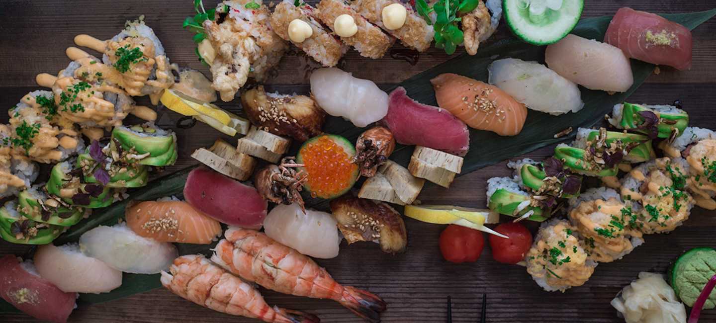 Fat med blandad sushi hos Kasai