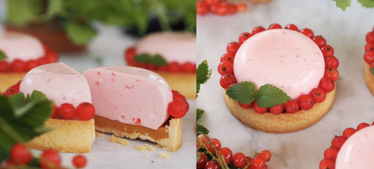 Tarte med mousse på röda vinbär och salt kolasås