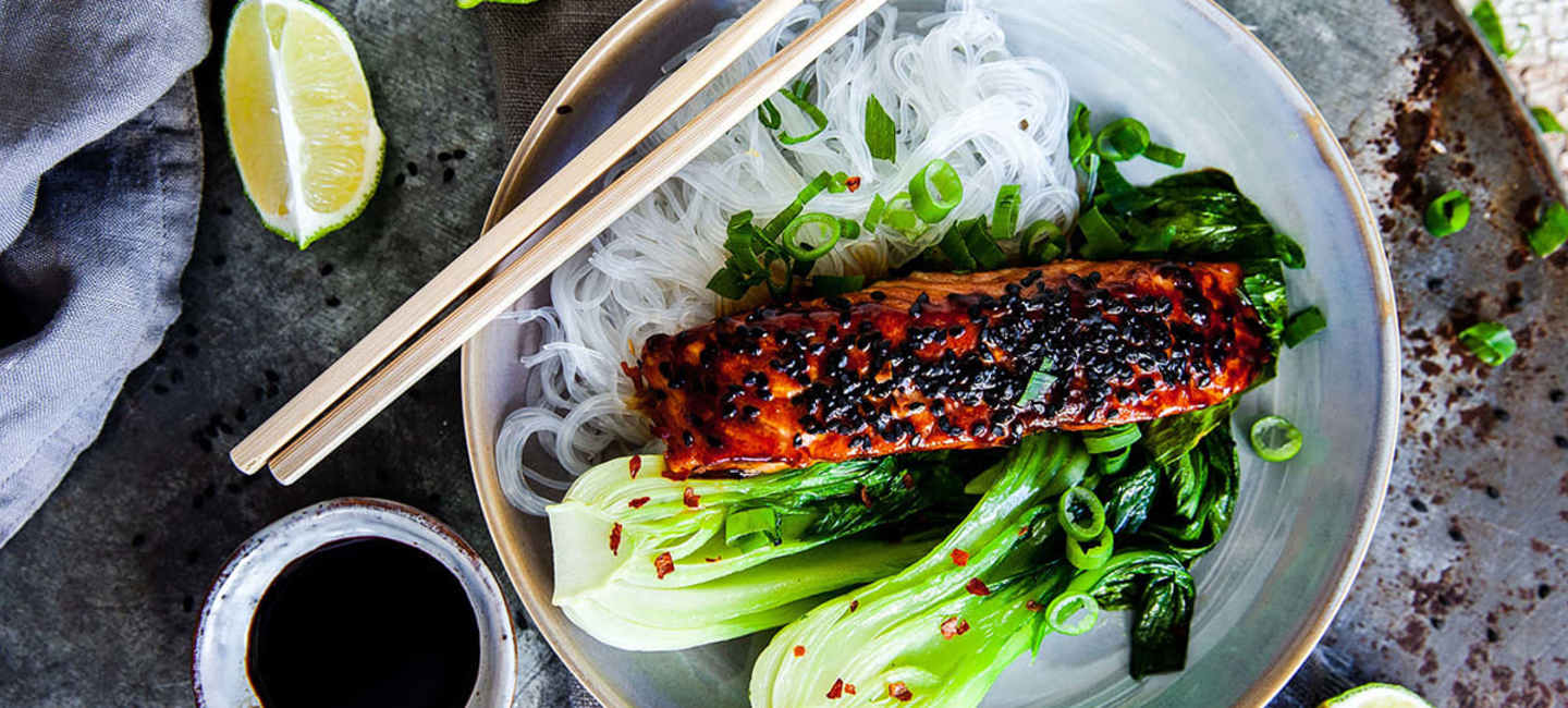 Teriyakimarinerad lax med glasnudlar och stekt pak choi.