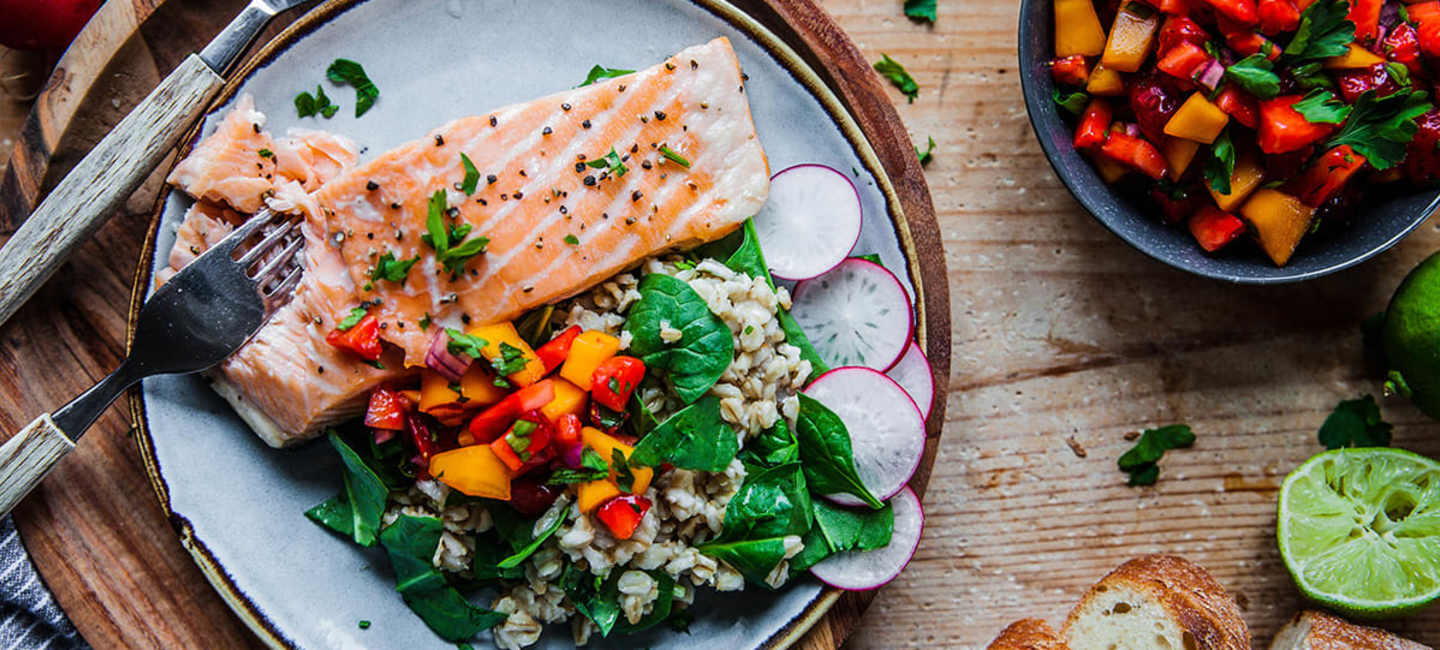Ugnsbakad lax med matvetesallad och jordgubbssalsa