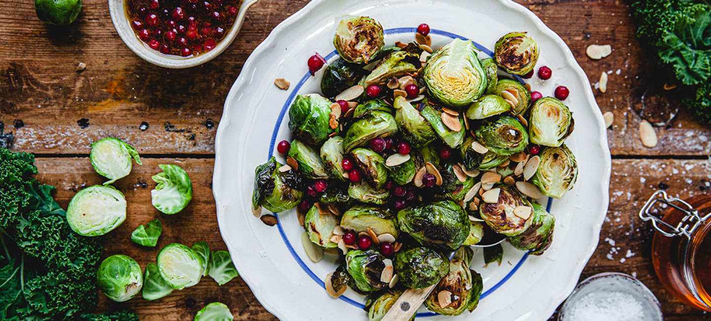 Ugnsrostad brysselkål med rostad mandel och lingondressing
