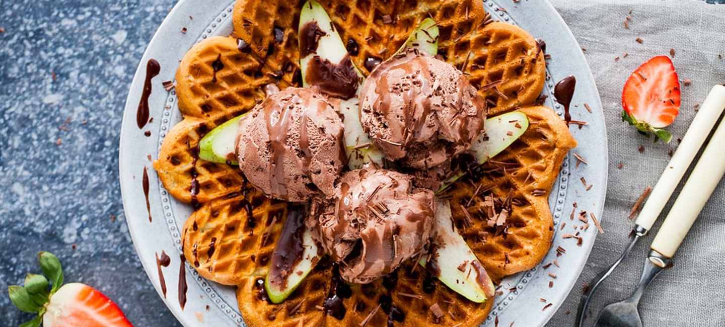 Frasiga våfflor med glass och chokladsås med päronkonjak
