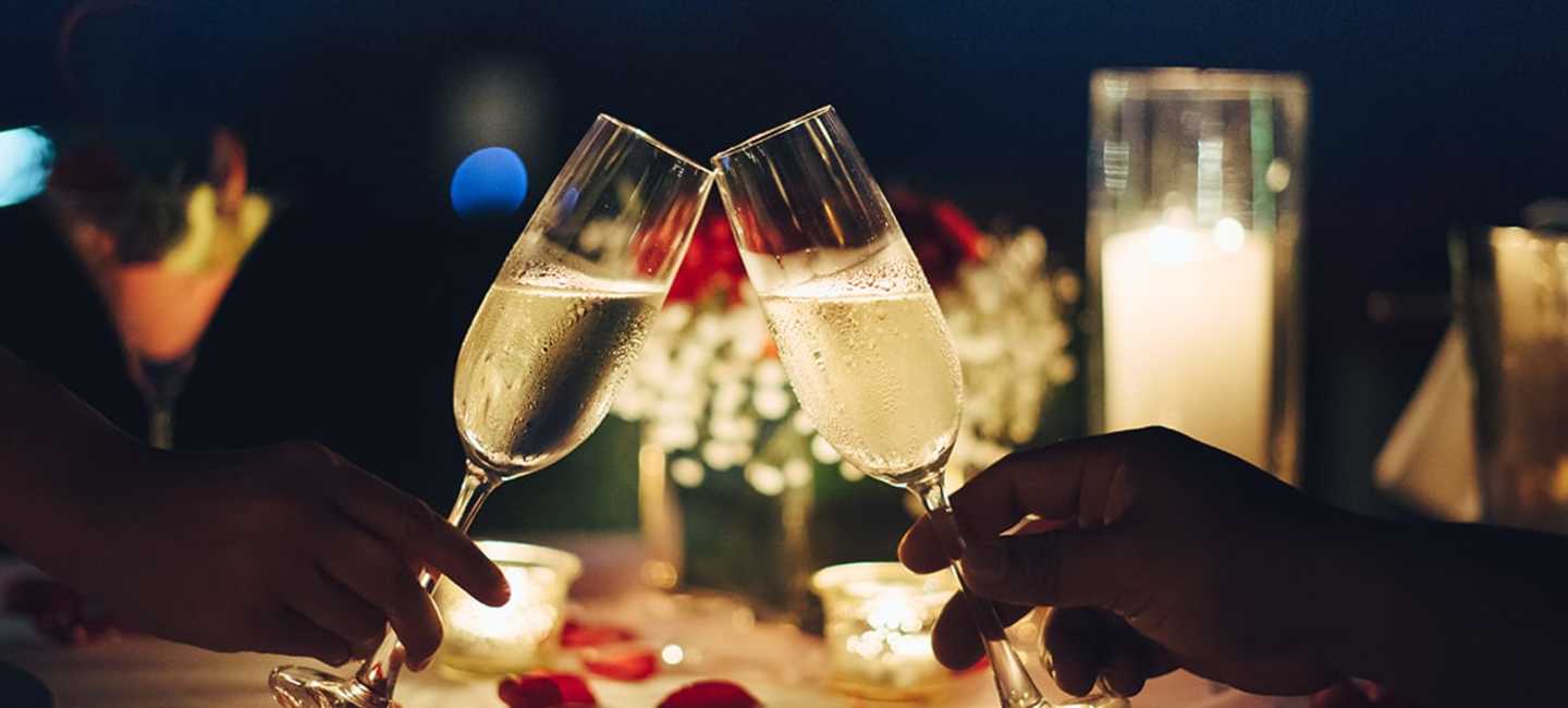 Två skålande champagneglas.