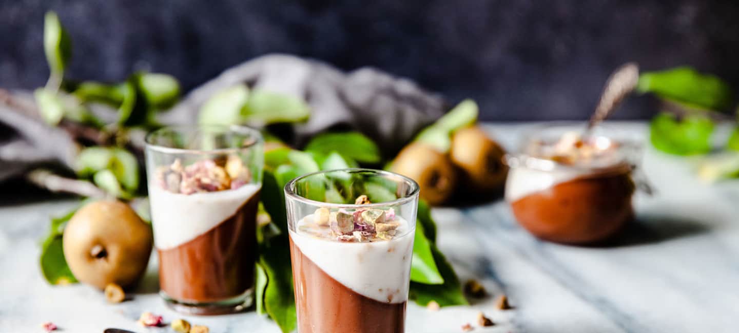 Vegansk pannacotta med smak av päron, kokos och choklad