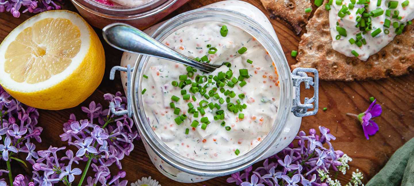 Vegansk skärgårdssill på bord med syréner