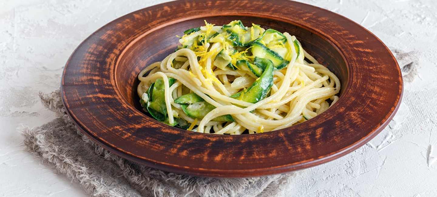 Vegetarisk pasta med citron och zucchini