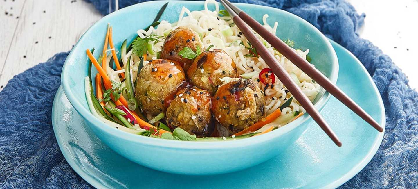 turkos bowl med grönsaksbollar och nudlar