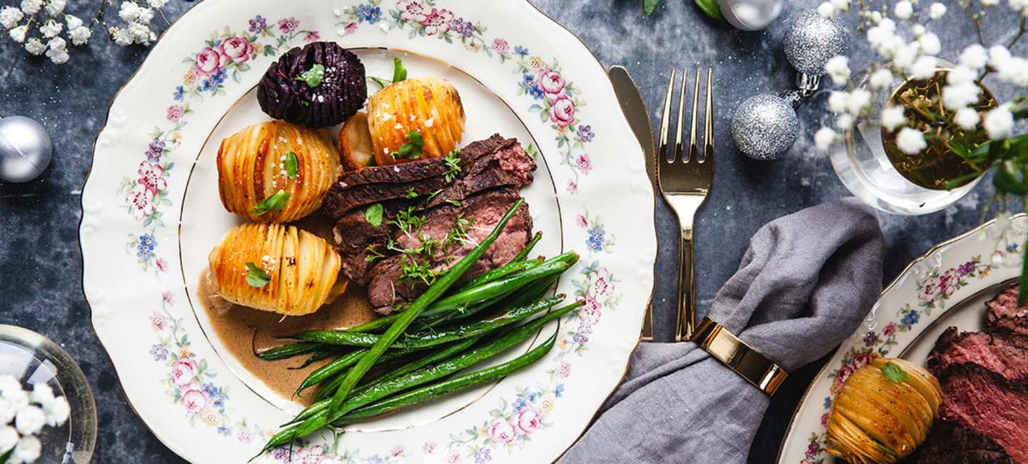 Viltstek med hasselbackspotatis och haricots verts