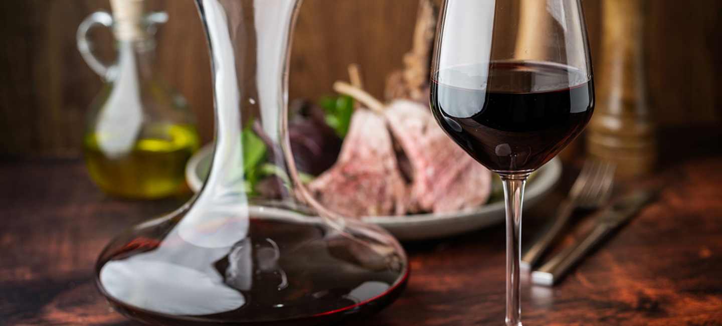Rött vin och lammanrättning