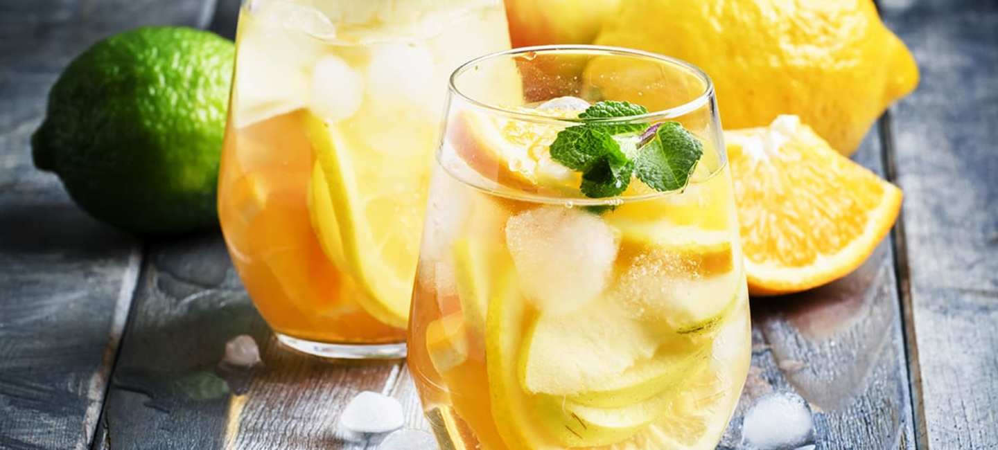 Två glas vit sangria