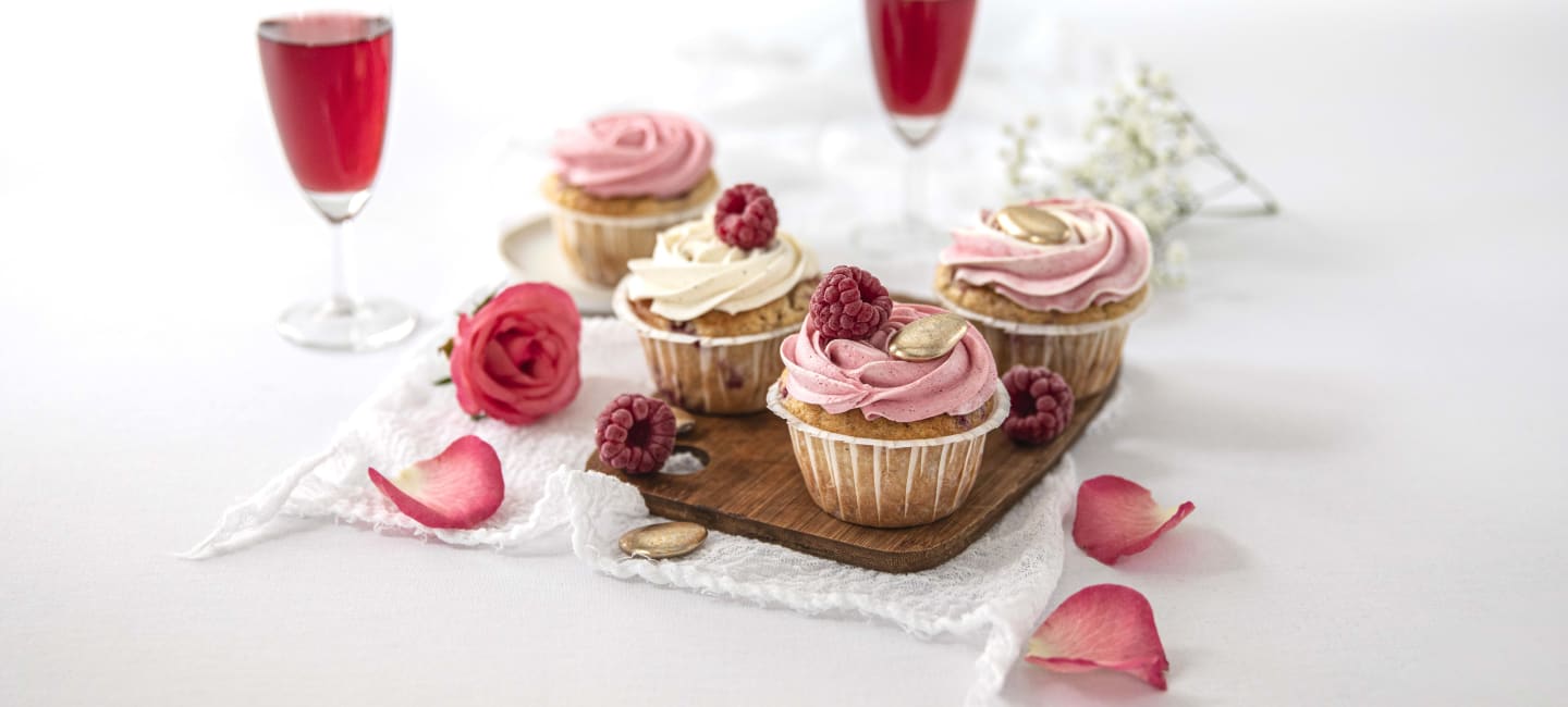 Vadelma-sitruunakuppikakut kuohuviinikuorrutteella