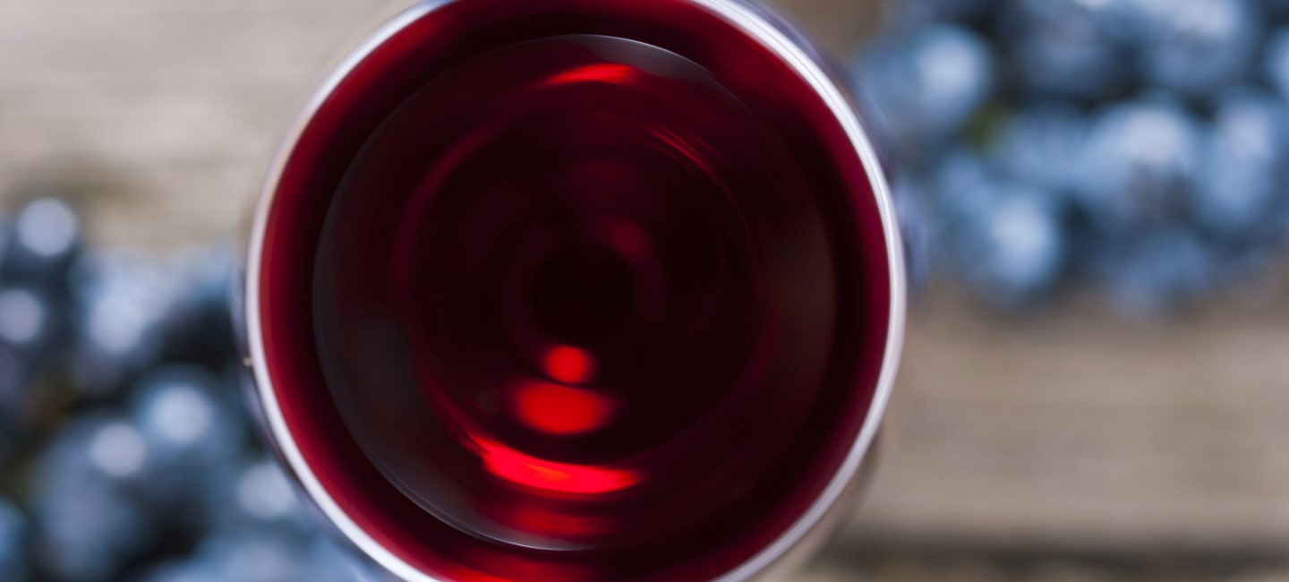 Rött vin utan eller med tanniner.