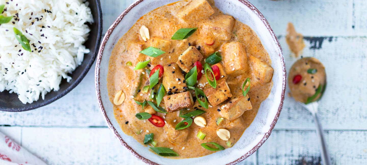 Pähkinäisen kermainen tofu satay